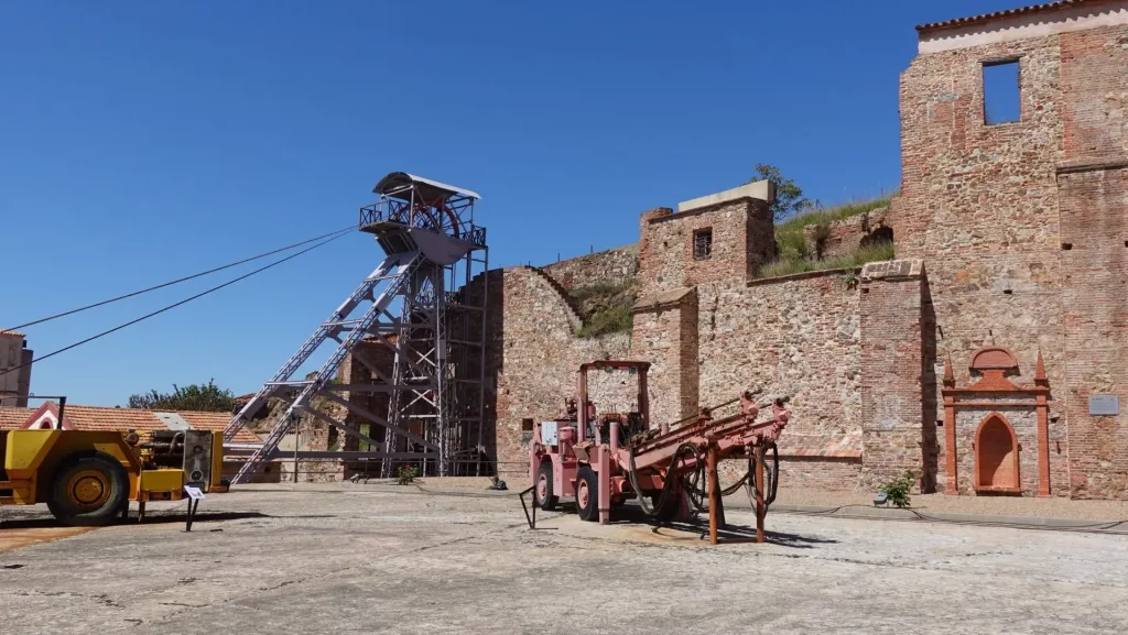 Estructura minera y maquinaria en la Mina de Almadén, Ciudad Real