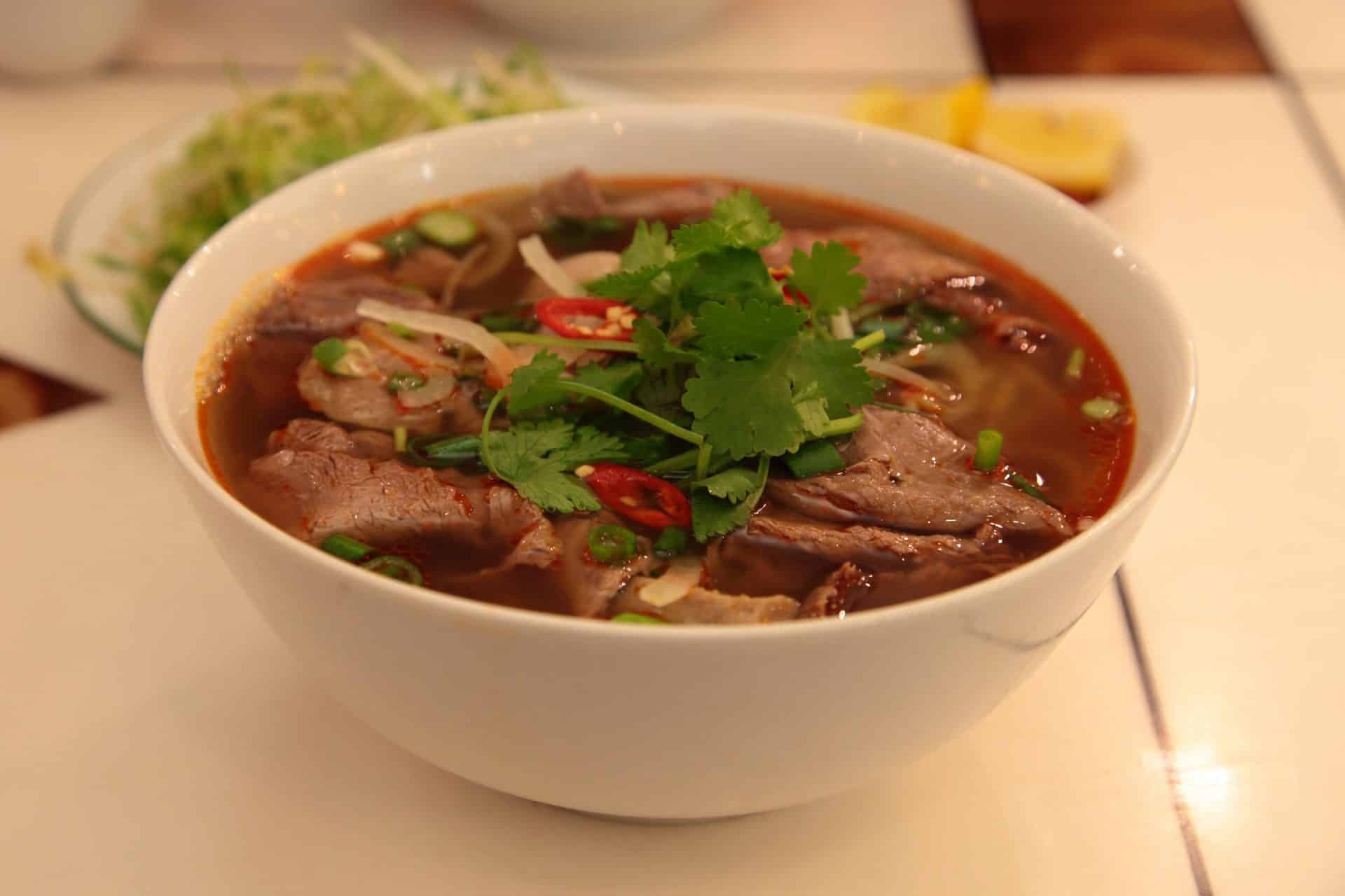 Bún bò Hué tradicional servido en bol