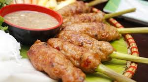 Bandeja con Nem Lụi en Hué