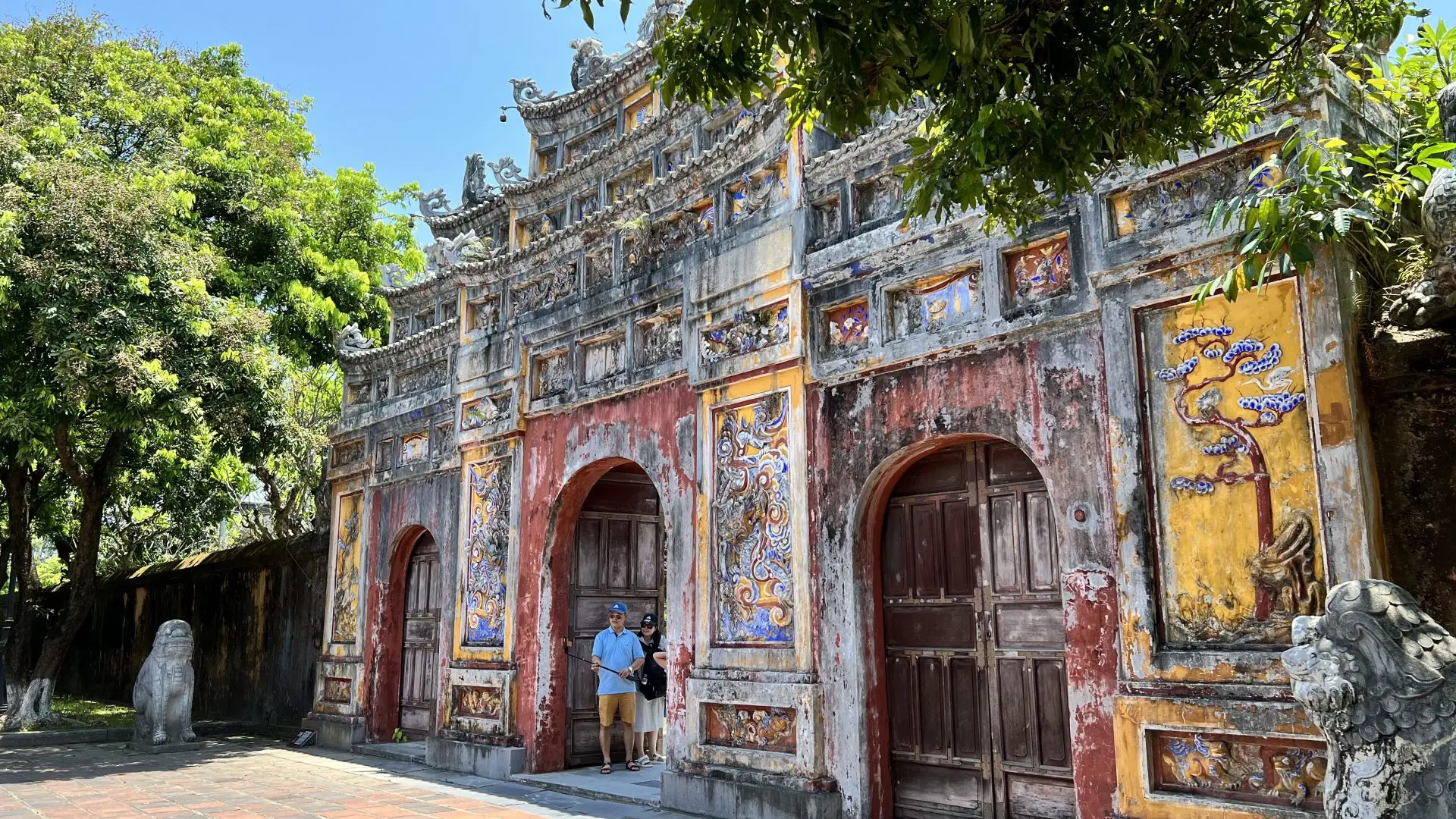 Miguelito frente a una puerta antigua en Hué, Vietnam