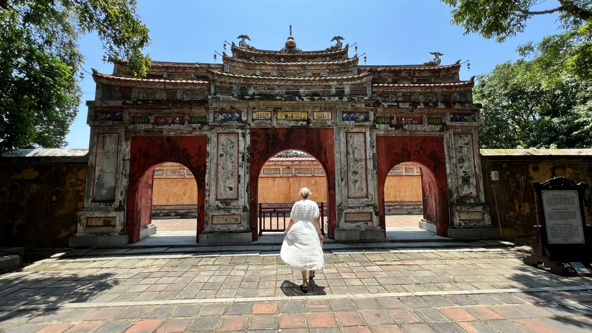 La Rubia de Two on Trip en la tumba de Khai Dinh, Hué