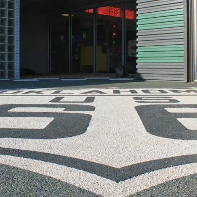 Entrada del museo de la Ruta 66 en Oklahoma con el icónico escudo en el suelo