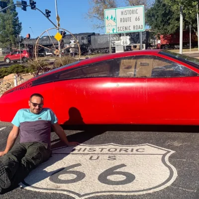 Kingman Arizona en la Ruta 66 con coche eléctrico y Miguelito