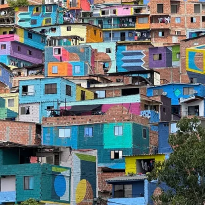 Casas de colores en Medellín, un estallido de arte urbano