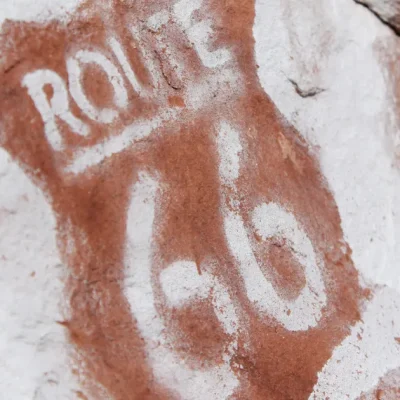 Route 66 pintado en una roca en Nuevo México