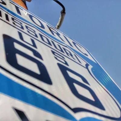 Cartel histórico de la Ruta 66 en Missouri bajo el cielo despejado