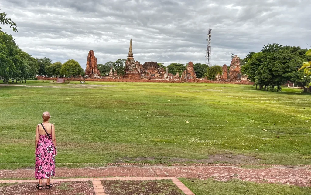 La Rubia admirando las ruinas milenarias de Ayutthaya tras una mañana de tormenta