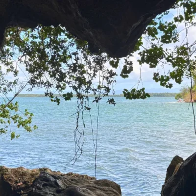 Ventana natural desde una cueva en el Parque Nacional de los Haitises, República Dominicana