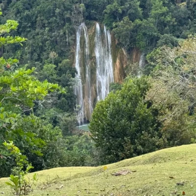 Cascada mágica del Salto del Limón entre montañas verdes en República Dominicana