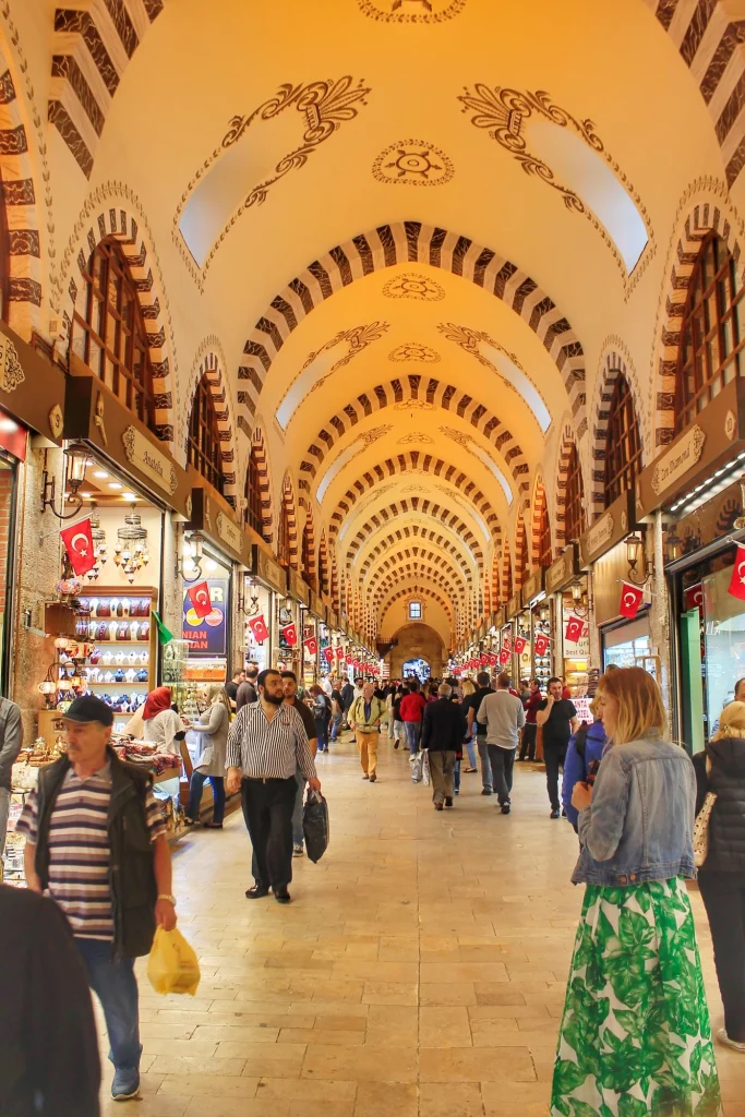 Puestos de especias y dulces turcos en el Bazar de las Especias de Estambul