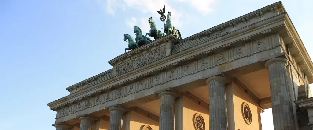 Puerta de Brandeburgo al atardecer en Berlín, símbolo imprescindible de Alemania