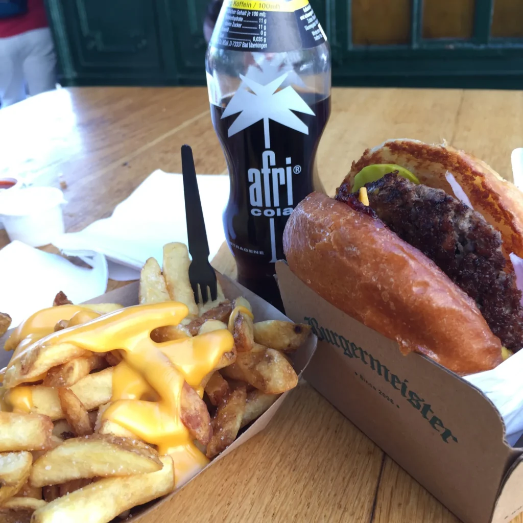 Hamburguesa de Burgermeister en Berlín con papas fritas con queso – auténtica comida callejera alemana