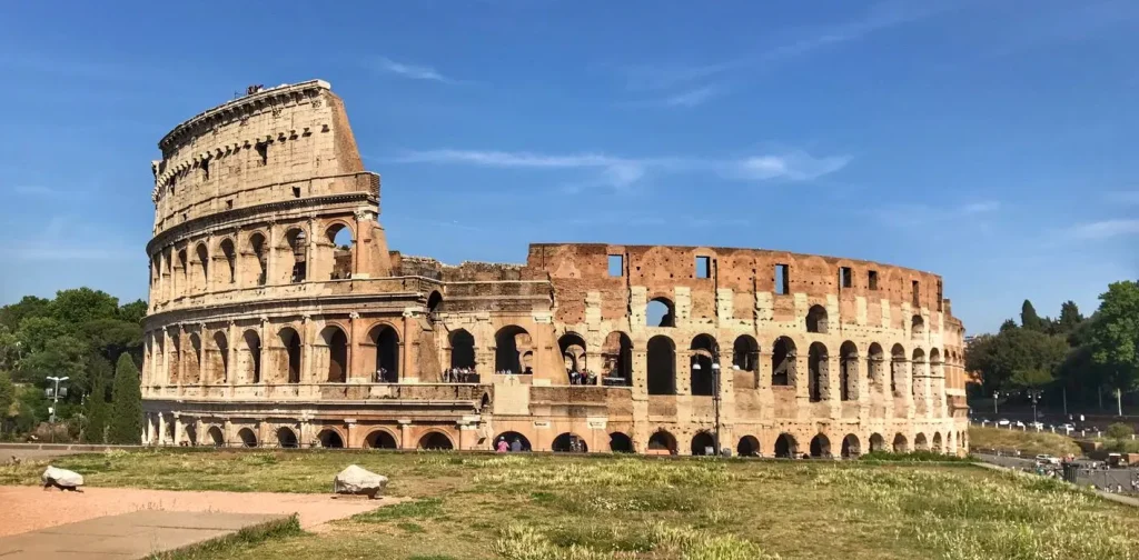 Coliseo de Roma con cielo despejado en un día soleado