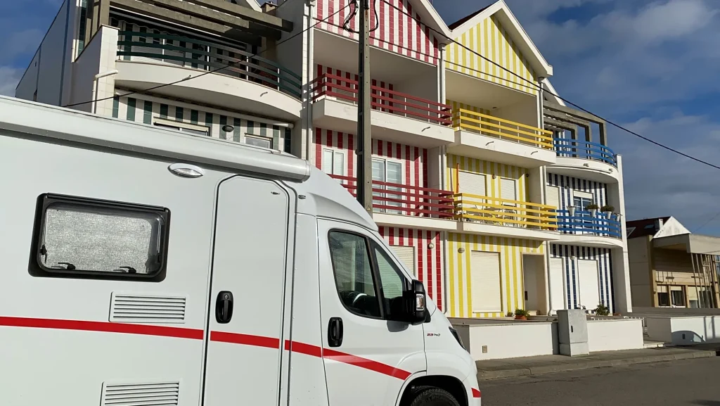 Casas de colores en Costa Nova con autocaravana aparcada delante en ruta por Portugal
