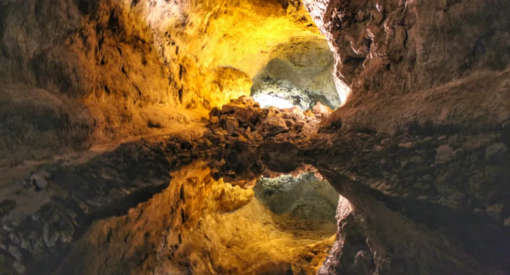 Reflejo espectacular en el interior de la Cueva de los Verdes en Lanzarote