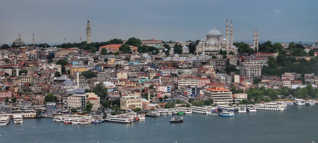 Panorámica de Estambul con mezquitas y barcos en el Bósforo