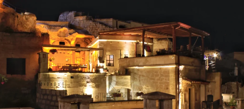 Hotel cueva iluminado por la noche en Capadocia