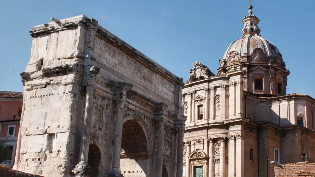  Iglesia de San Lucas y Santa Martina iluminada por el sol en Roma
