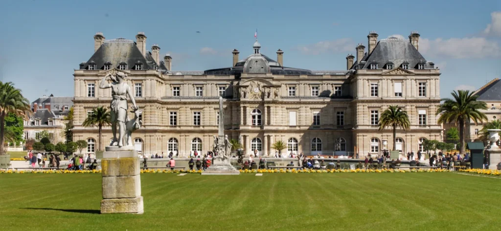 Palacio de Luxemburgo con sus jardines en flor en un día soleado en París