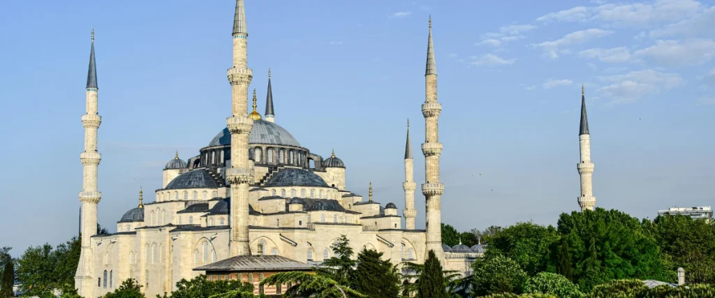 Cúpulas y minaretes de la Mezquita Azul en Estambul al amanecer