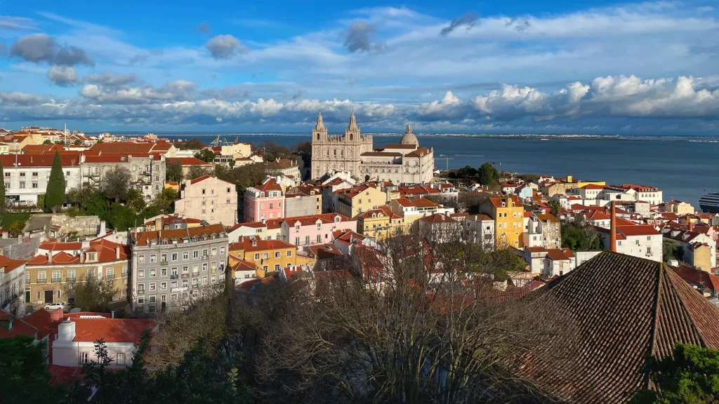 Mirador con vistas panorámicas de Lisboa y el río Tajo al fondo