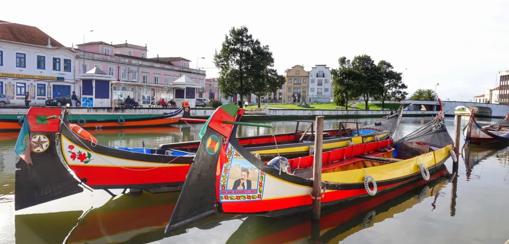 Moliceiros tradicionales en los canales de Aveiro durante un roadtrip por Portugal en autocaravana