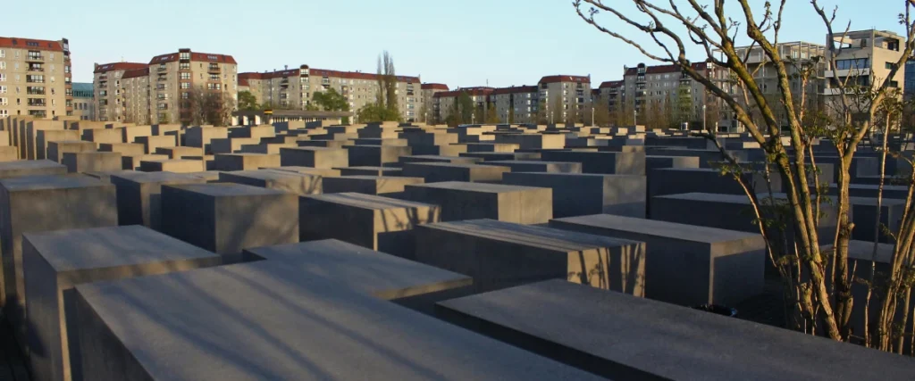 Monumento del Holocausto en Berlín al atardecer, una experiencia sobrecogedora en tu viaje por la capital alemana