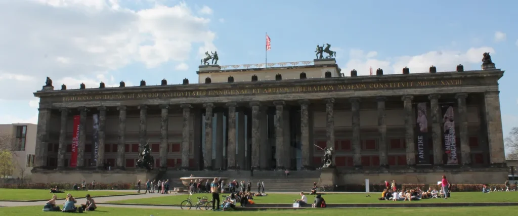 Fachada del Altes Museum en Berlín, historia y sol frente a la Isla de los Museos
