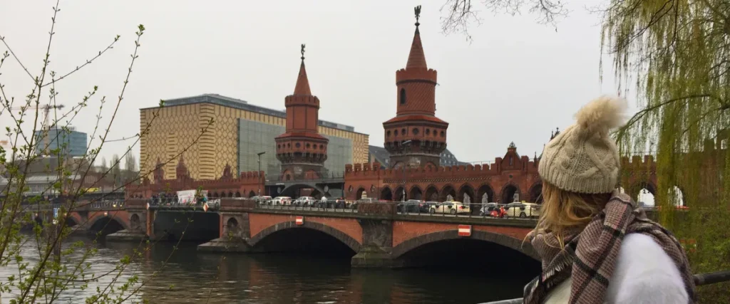 Puente de Oberbaumbrücke en Berlín con la Rubia de Two on Trip observando la vista