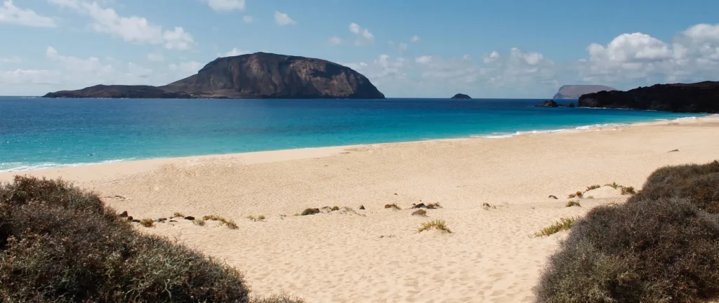 Playa de Las Conchas en La Graciosa, paraíso salvaje de arena dorada y aguas turquesas