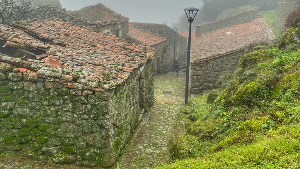 Callejón con niebla en Monsanto, uno de los pueblos más bonitos que ver en Portugal en autocaravana