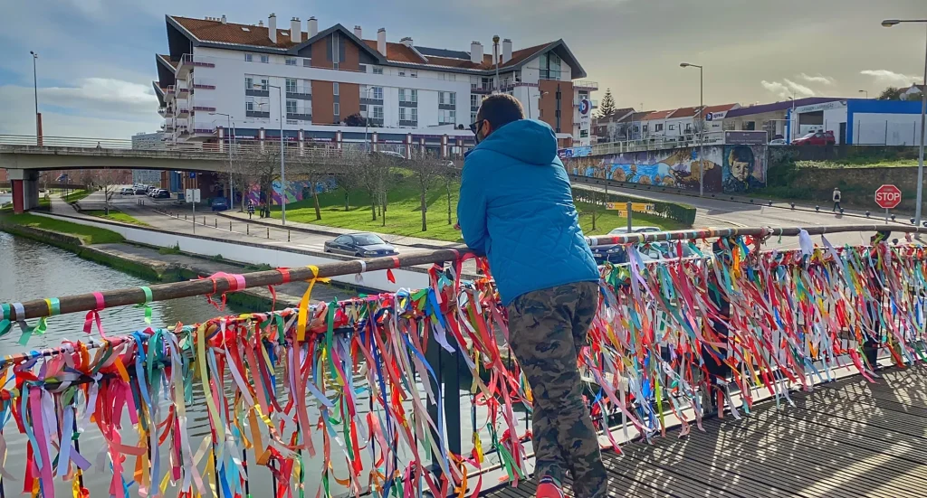 Puente de los deseos en Aveiro con cintas de colores y viajero