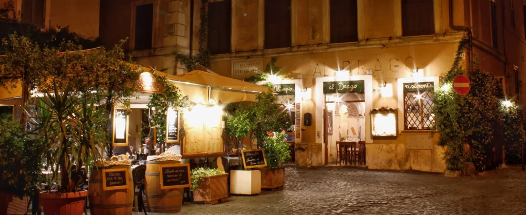 Cena con encanto en un restaurante del Trastevere iluminado por la noche en Roma