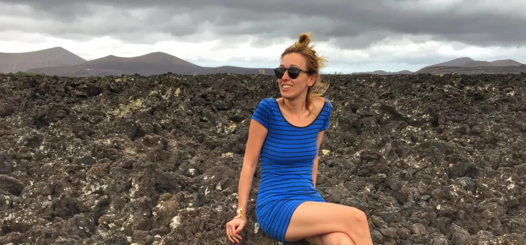 La Rubia de Two on Trip en un paisaje volcánico brutal de Lanzarote
