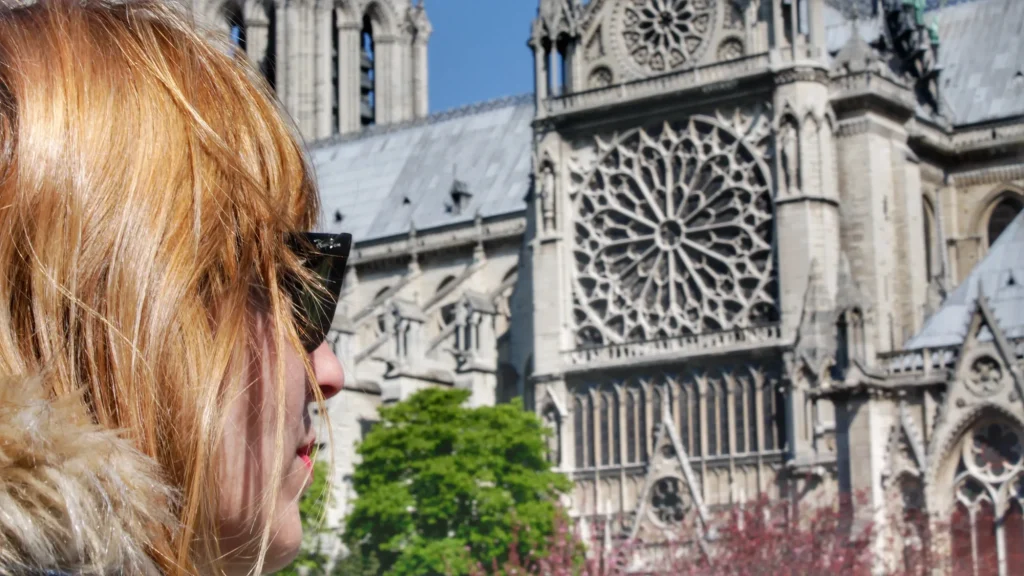 La Rubia de Two on Trip frente a la imponente catedral de Notre Dame en París