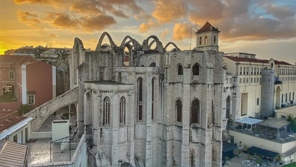 Ruinas del Convento do Carmo al atardecer en Lisboa
