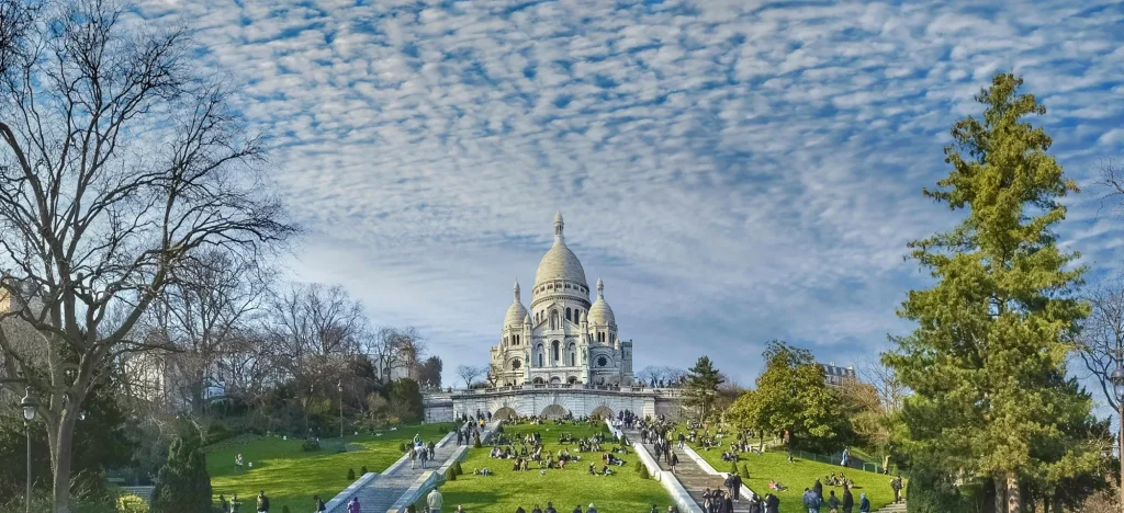 Basílica del Sagrado Corazón de París desde Montmartre en un día con nubes espectaculares