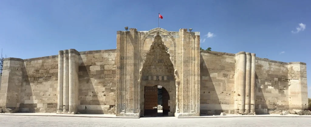 Fachada monumental del caravanserai de Sultanhan, una joya de la Ruta de la Seda en Turquía