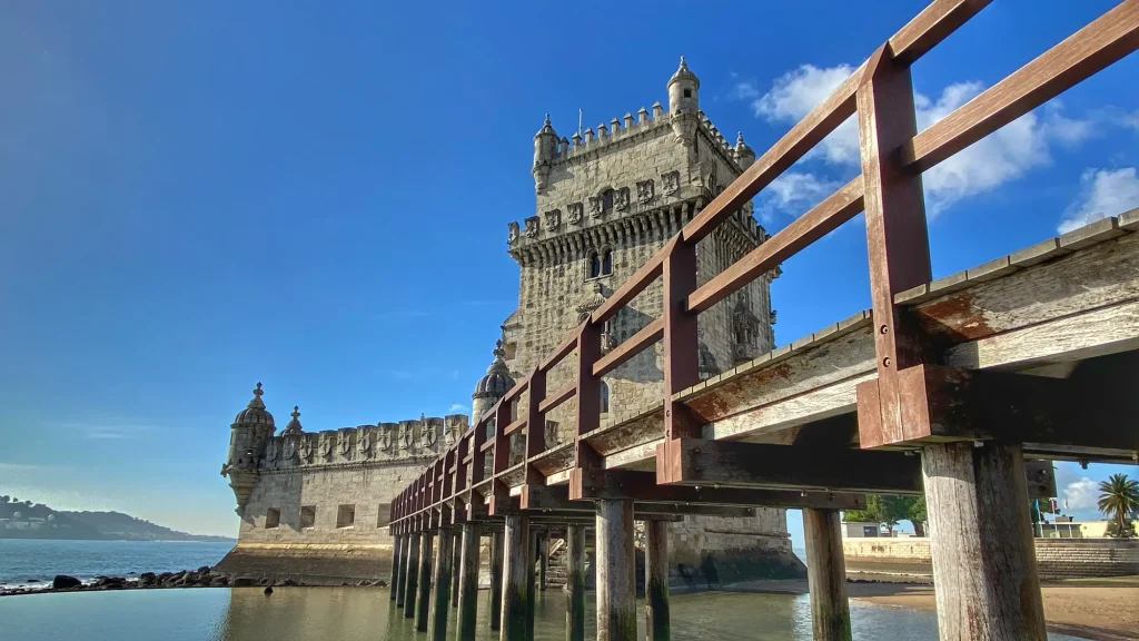 Torre de Belém desde el puente de acceso en un día soleado en Lisboa
