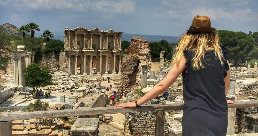 Rubia de Two on Trip contemplando las ruinas de Éfeso en Turquía