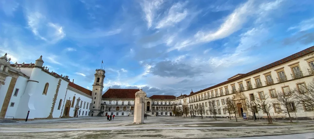 Patio principal de la Universidad de Coimbra en una ruta por Portugal en autocaravana