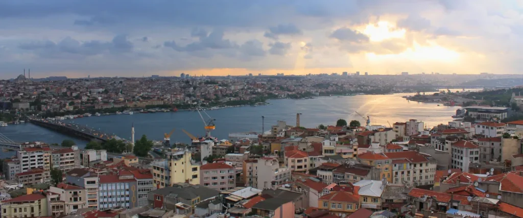 Vistas desde la Torre Gálata al atardecer en Estambul