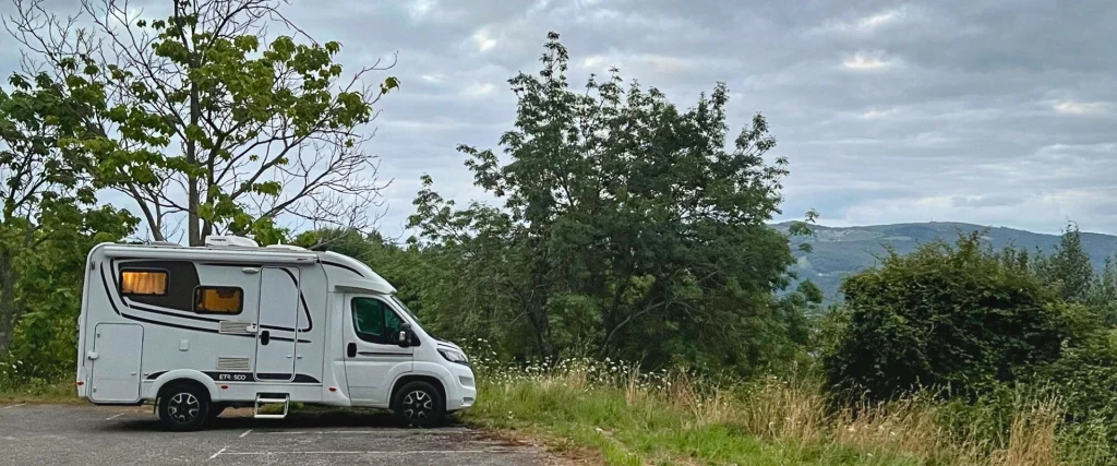 Aparcados en la montaña asturiana