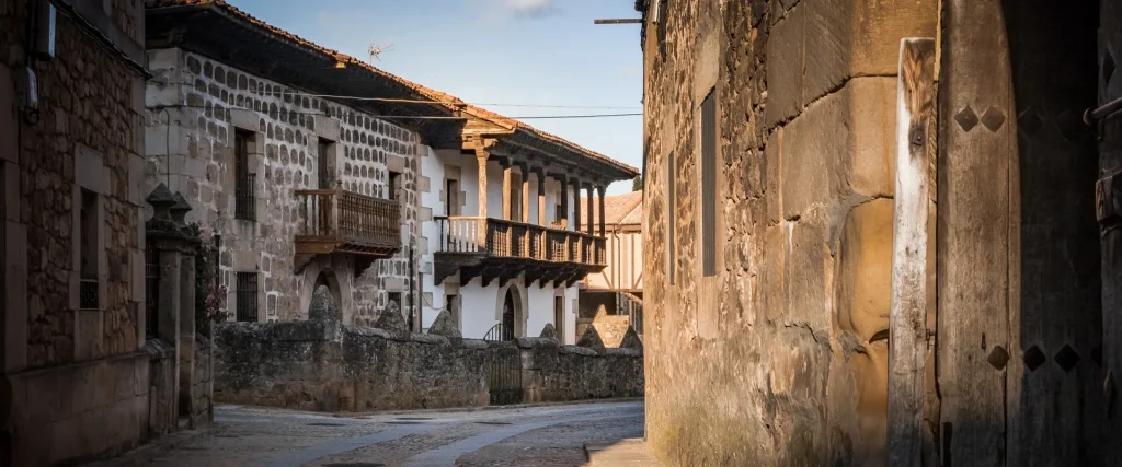Calle Luenga en Vinuesa al atardecer con casas tradicionales de piedra