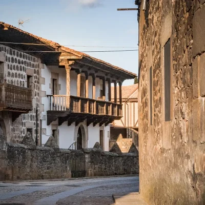 Calle Luenga en Vinuesa al atardecer con casas tradicionales de piedra