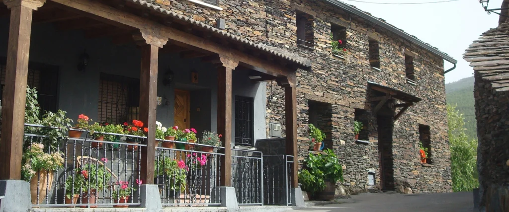 Fachadas de pizarra en Campillejo, uno de los Pueblos Negros de Guadalajara