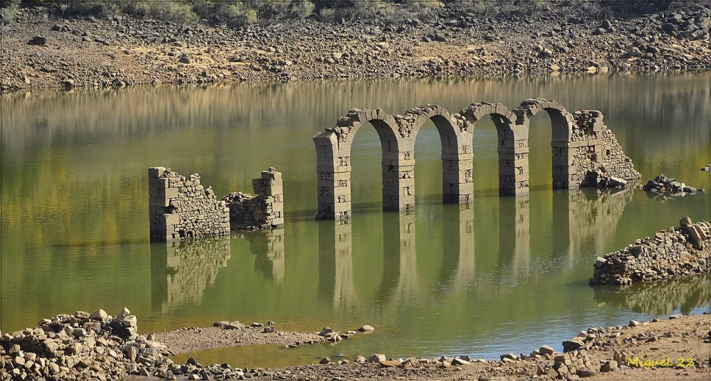 Arcos sumergidos en el Embalse de la Cuerda del Pozo, en Vinuesa, Soria
