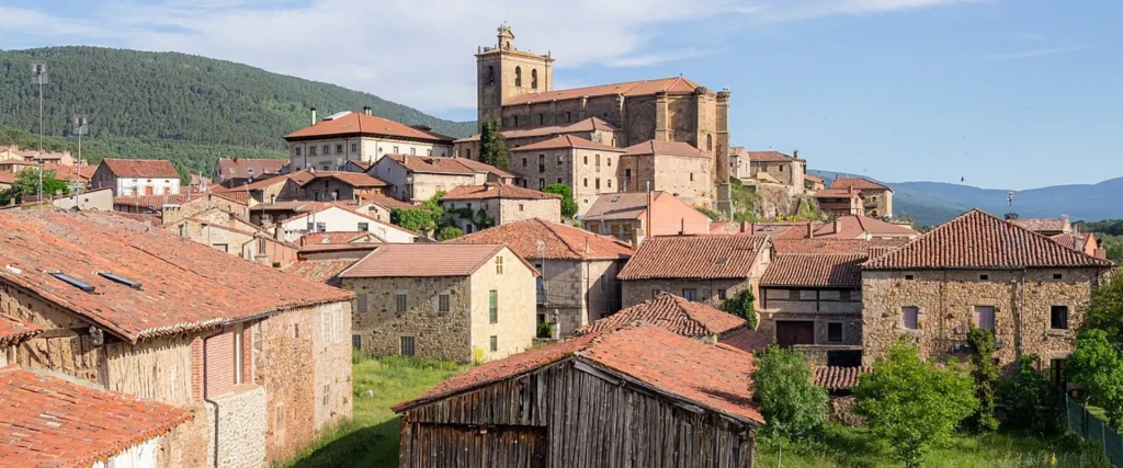 Vinuesa, uno de los pueblos más bonitos de Soria entre montañas y tejados rojizos