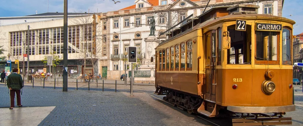 Tranvía de Oporto en la Plaza de Batalha