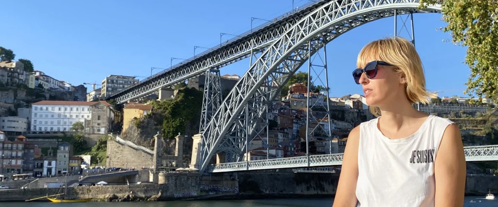 Ana junto al puente de Luis I, el más famoso de Oporto